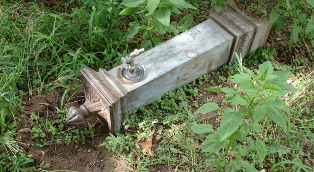 Vandali in azione a Massarosa: abbattuta una fontana pubblica (foto)