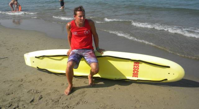 Rischia di essere inghiottito dalle onde: salvato da un bagnino turista a Lido