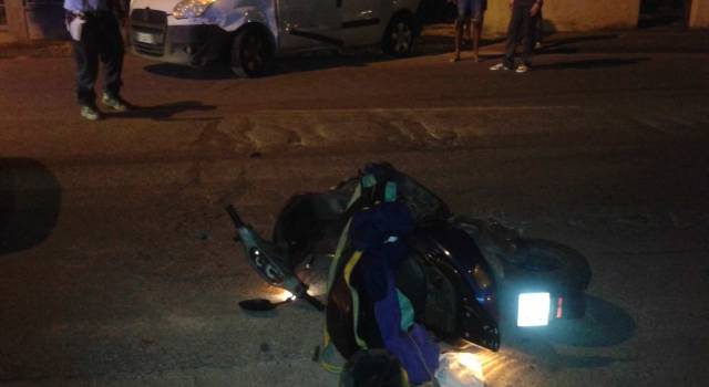 Incidente in via Italica nella notte, scontro tra auto e scooter