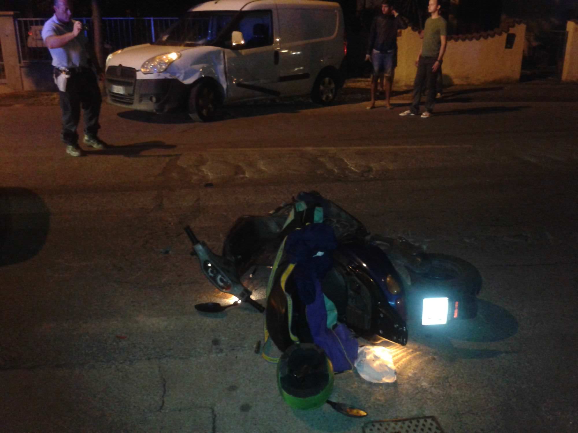 Incidente in via Italica nella notte, scontro tra auto e scooter