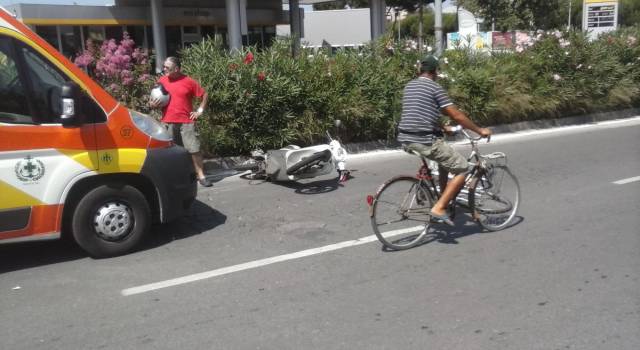 Incidente tra bicicletta e scooter a Viareggio: una ferita