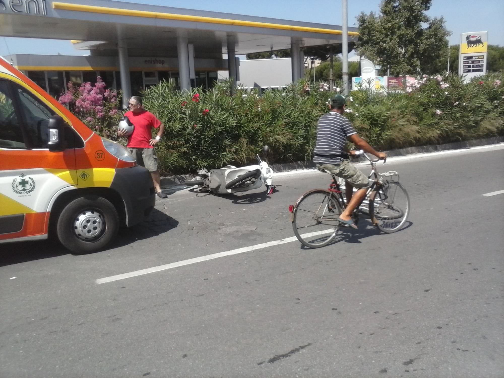 Incidente tra bicicletta e scooter a Viareggio: una ferita