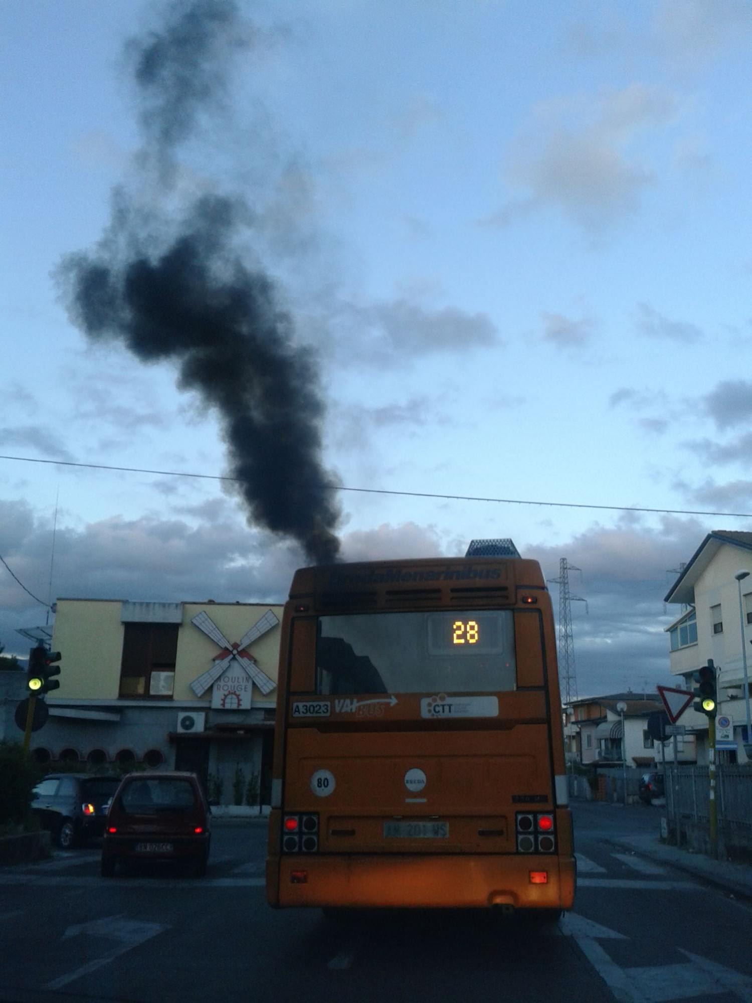 Quel brutto fumo nero dagli autobus pubblici…
