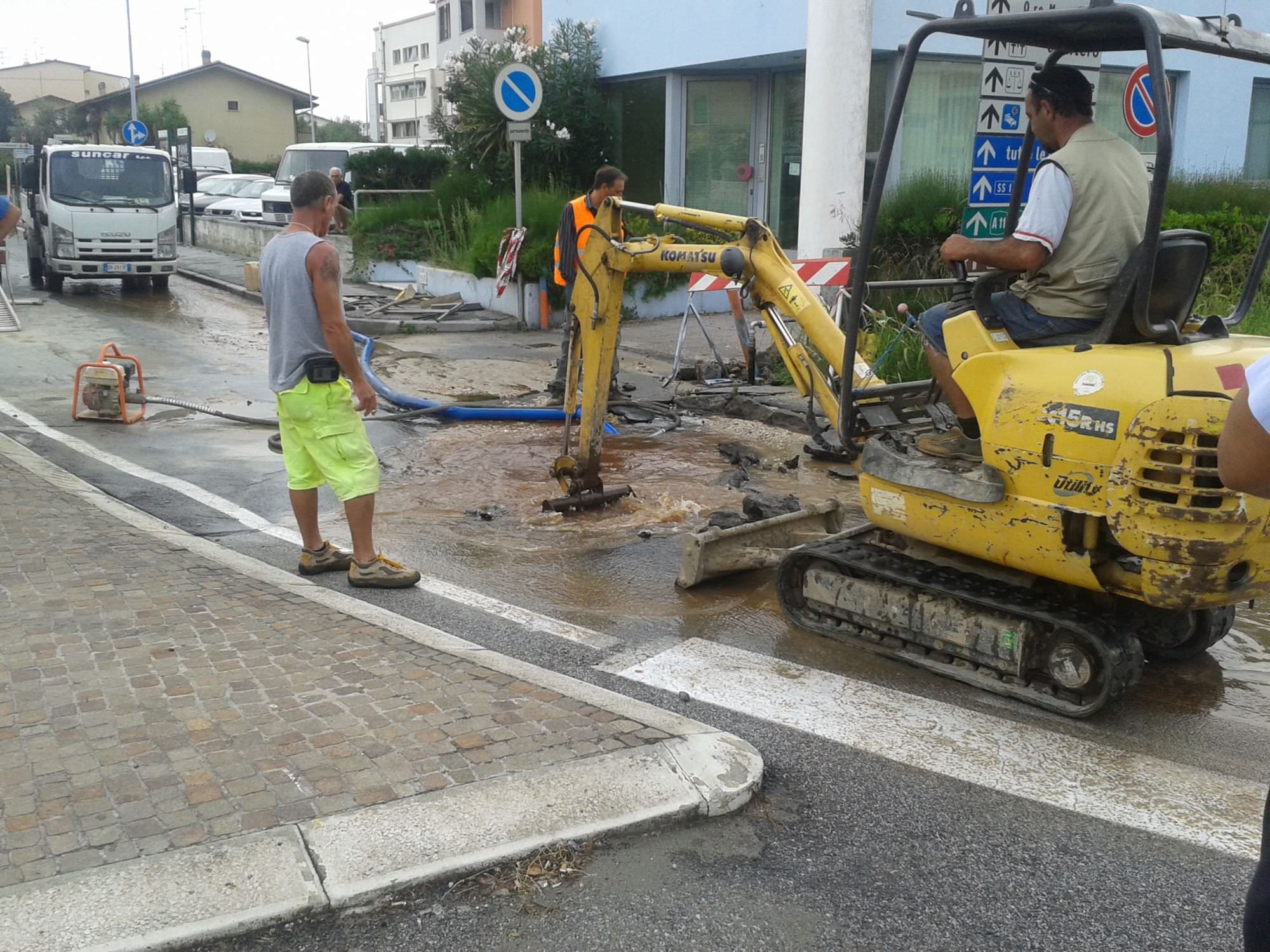 Viareggio, si apre una voragine di un metro sull’Aurelia (le foto)