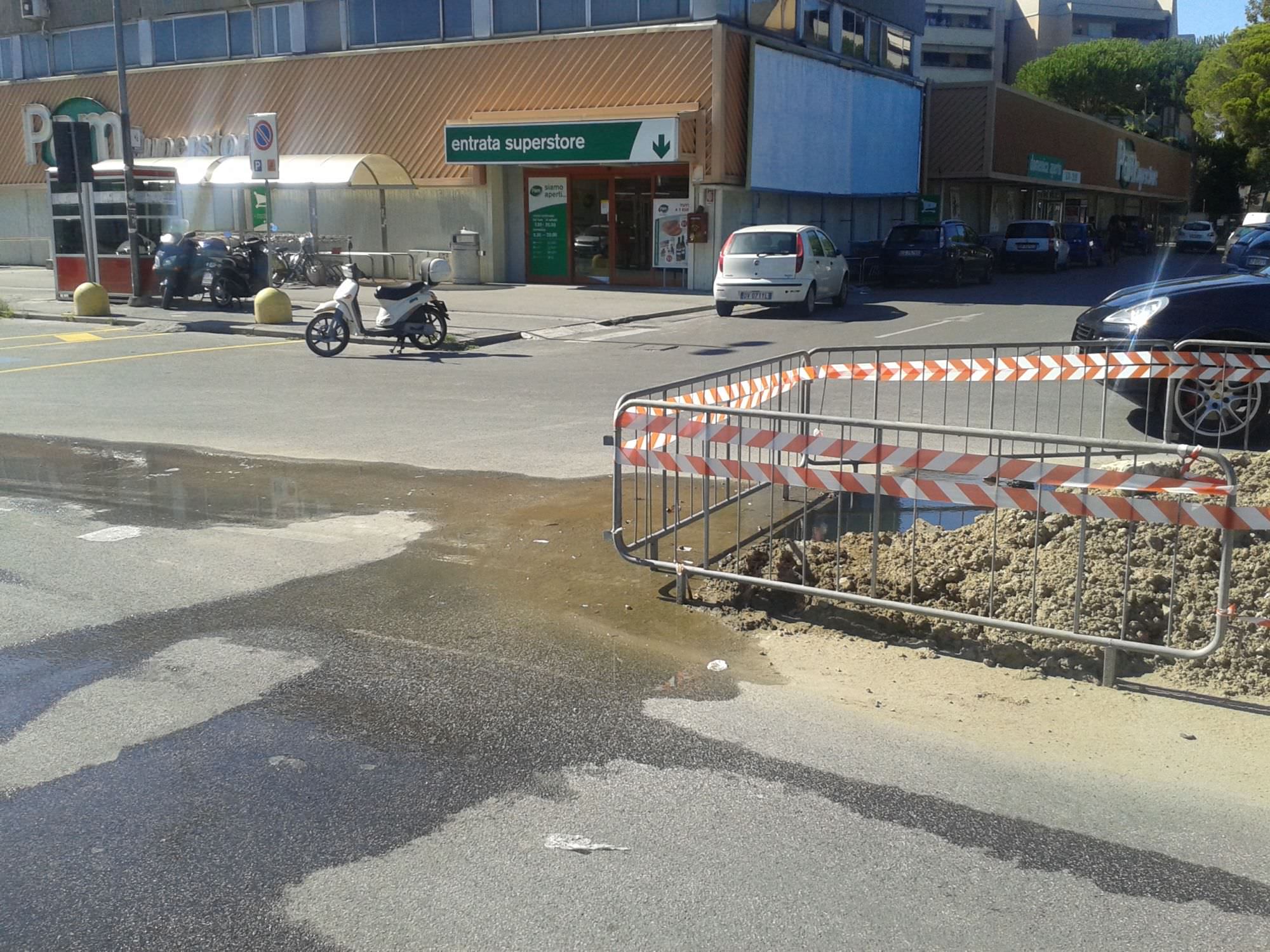 Tombino perde acqua da settimane davanti al supermercato