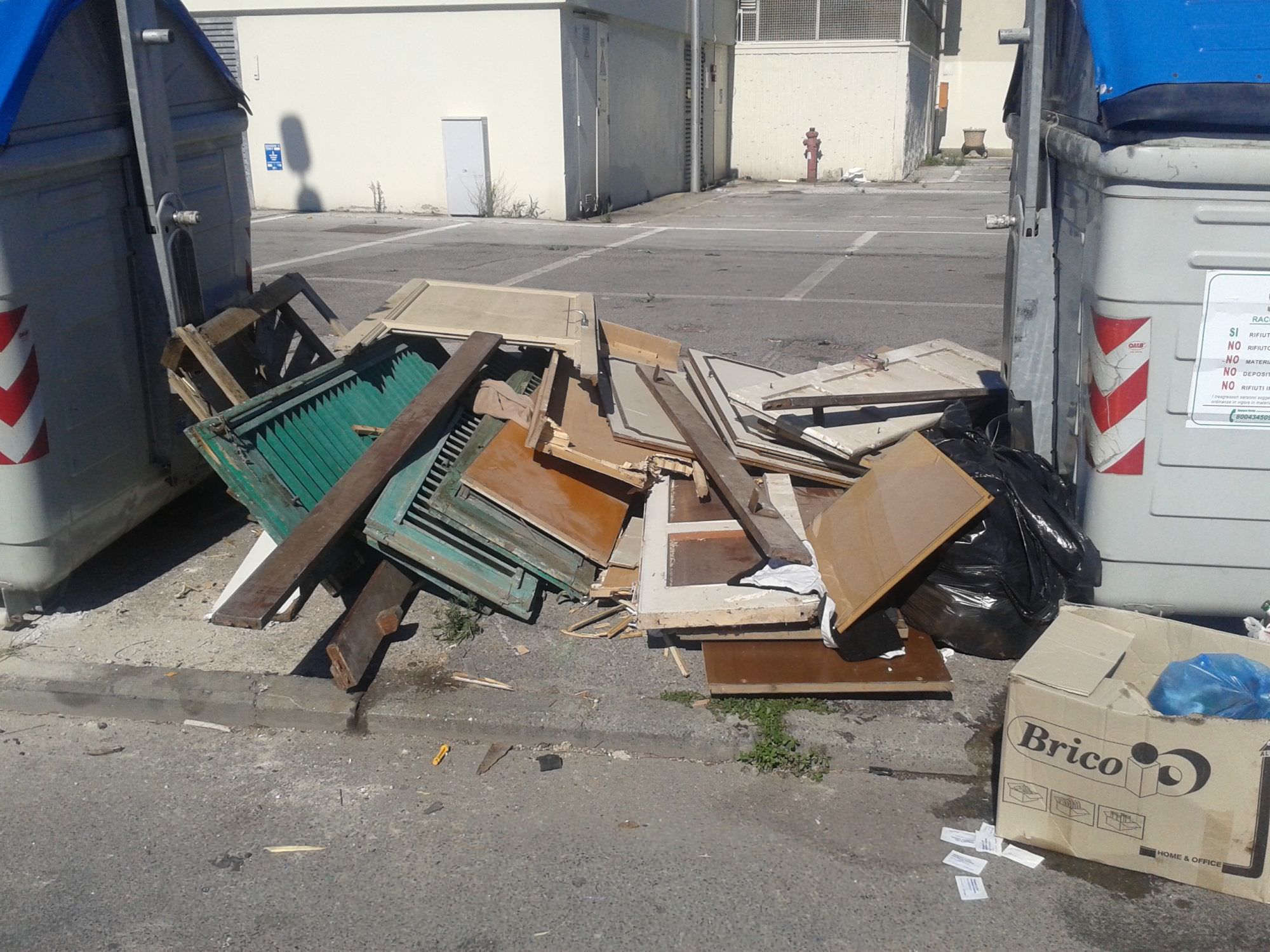 Discarica a cielo aperto nel Piazzale di Largo Risorgimento