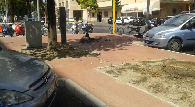 Parcheggia nelle strisce bianche in Piazza Dante ma viene multata dalla Mover