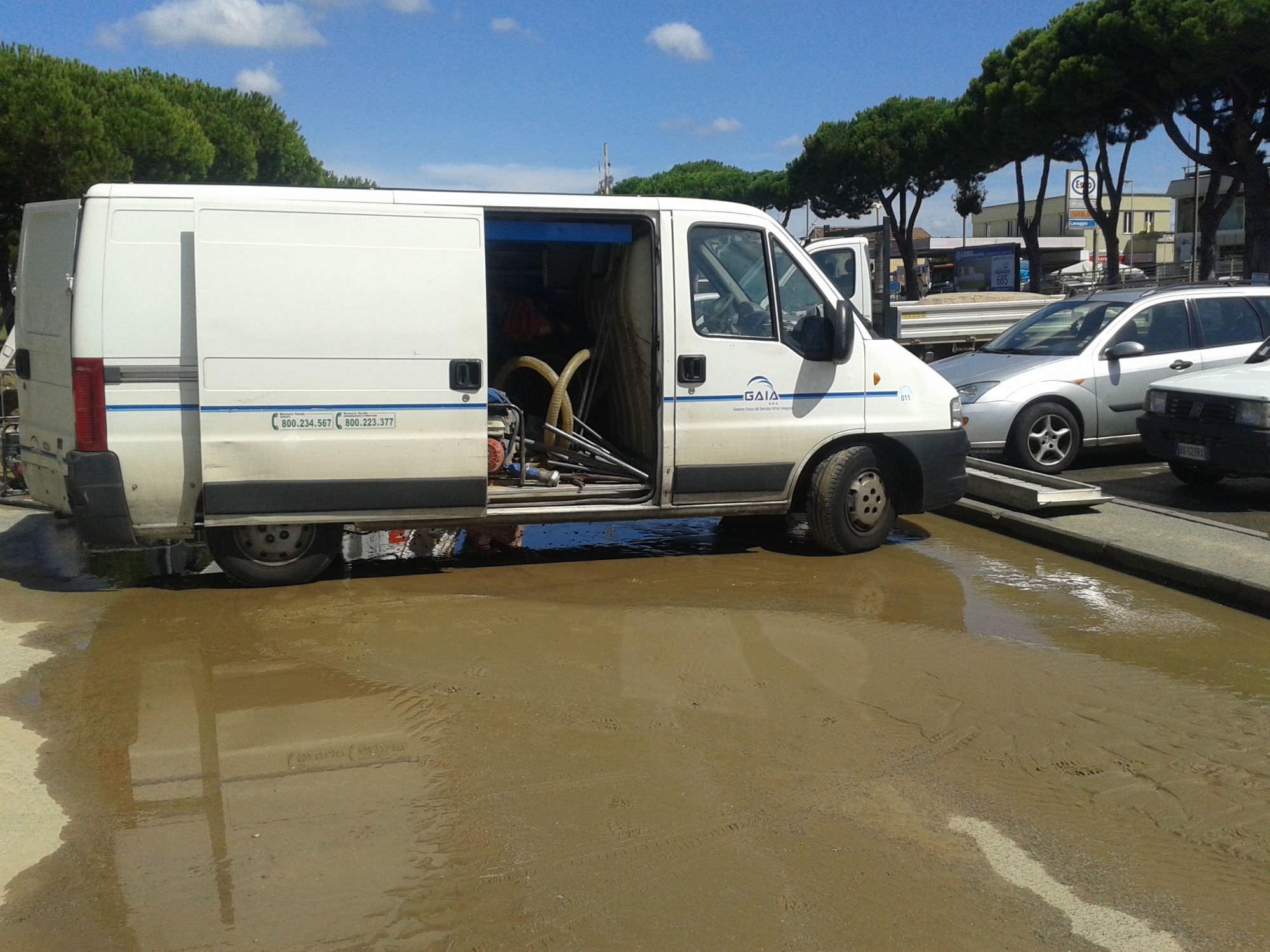 Si spacca una tubazione, allagato il parcheggio della Pam