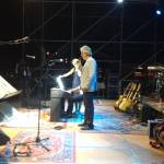 Andrea Bocelli mentre canta allo Sugar Night