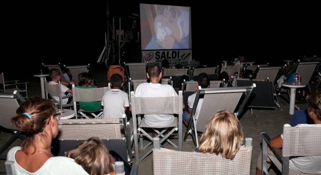 Oltre 3000 spettatori per il cinema sulla spiaggia a Lido di Camaiore