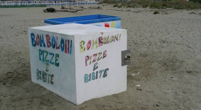 Sulla spiaggia de &#8220;La Lecciona&#8221; rifiuti ed un bar improvvisato
