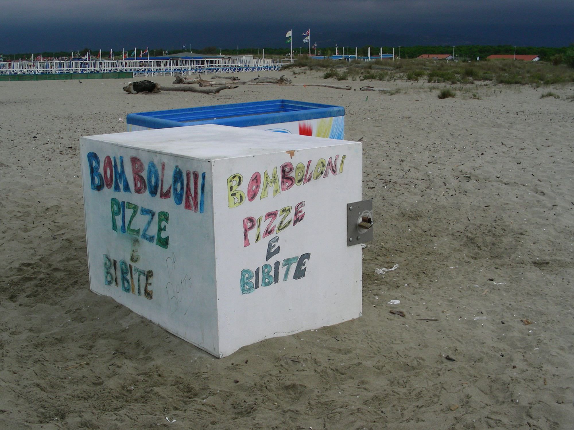 Sulla spiaggia de “La Lecciona” rifiuti ed un bar improvvisato