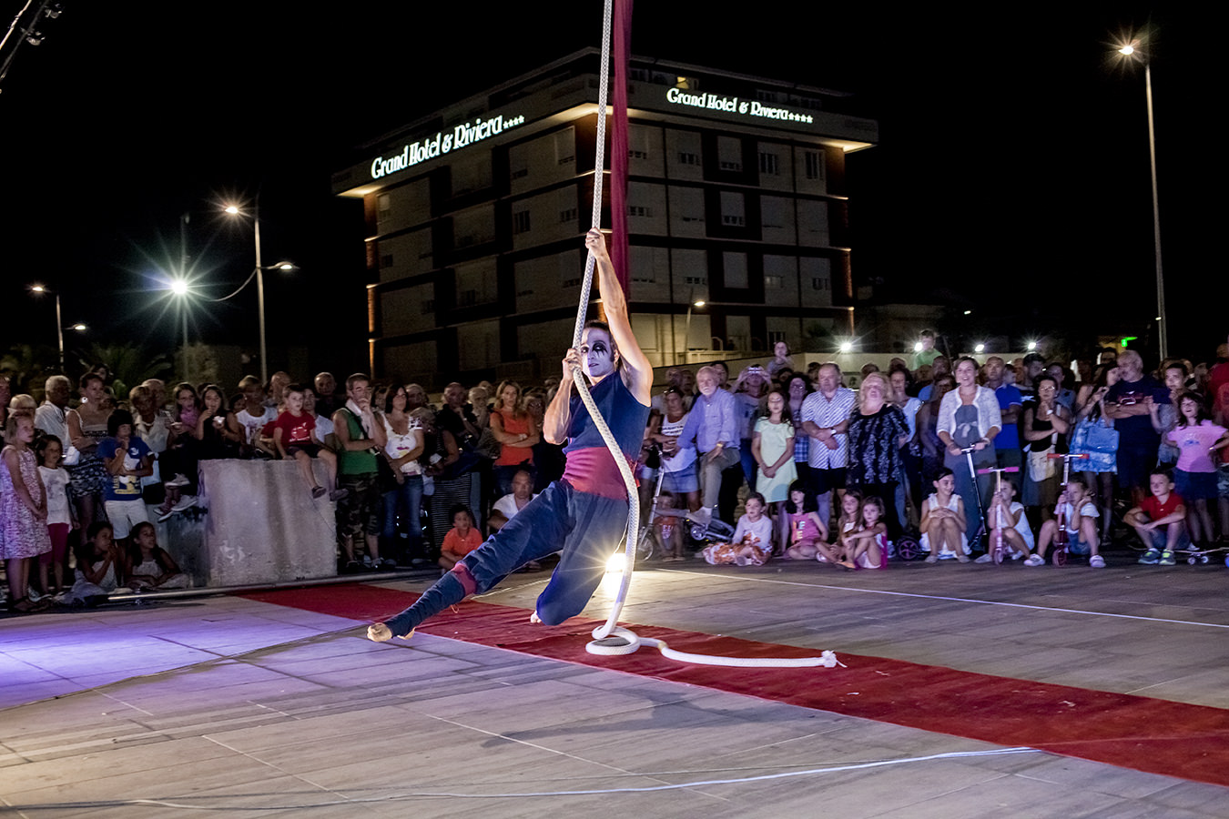 Successo per lo spettacolo circense in Passeggiata a Lido