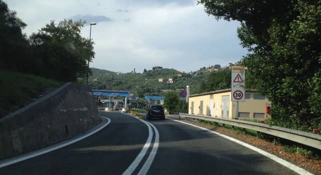 Camper si ribalta in autostrada, ferita coppia di turisti con il cane