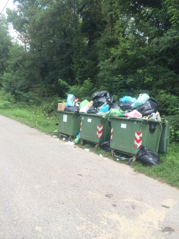 Cassonetti strapieni alle Sei Miglia, proteste