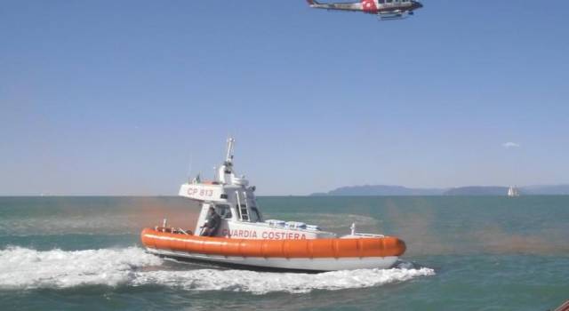 Barca alla deriva, quattro persone salvate dalla Guardia Costiera