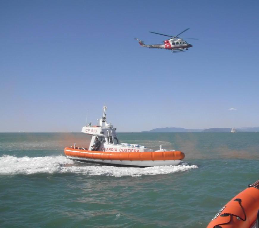 Tender in avaria nel mare della Darsena, interviene la Capitaneria di porto