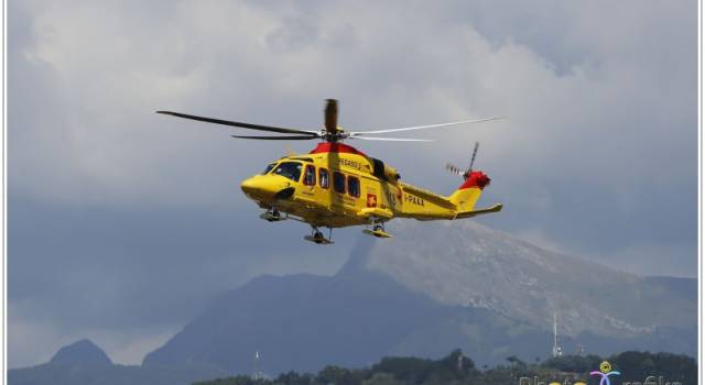 Travolto dal suo trattore, 47enne soccorso in elicottero