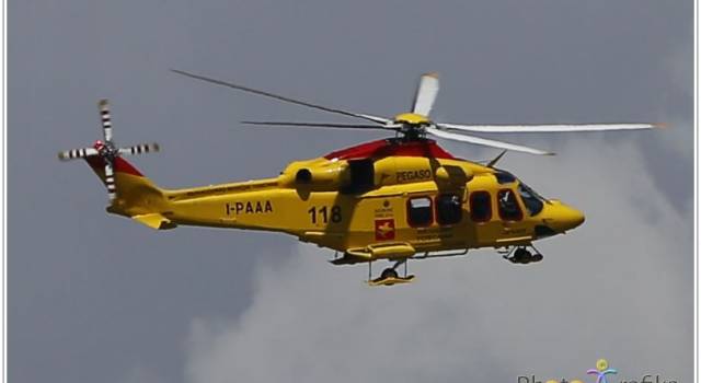 Accoltellato al collo, grave 26enne
