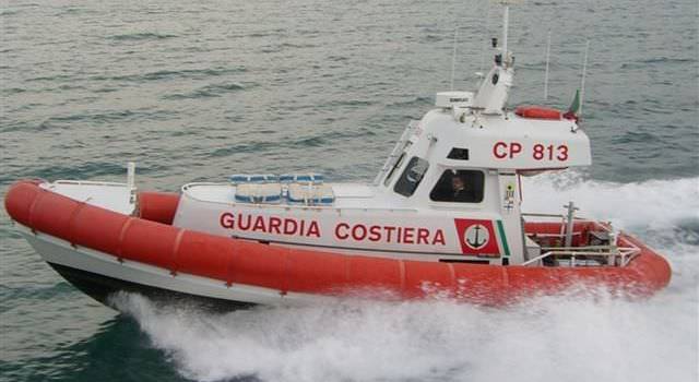 Avaria in mare, barca in difficoltà: interviene la guardia costiera