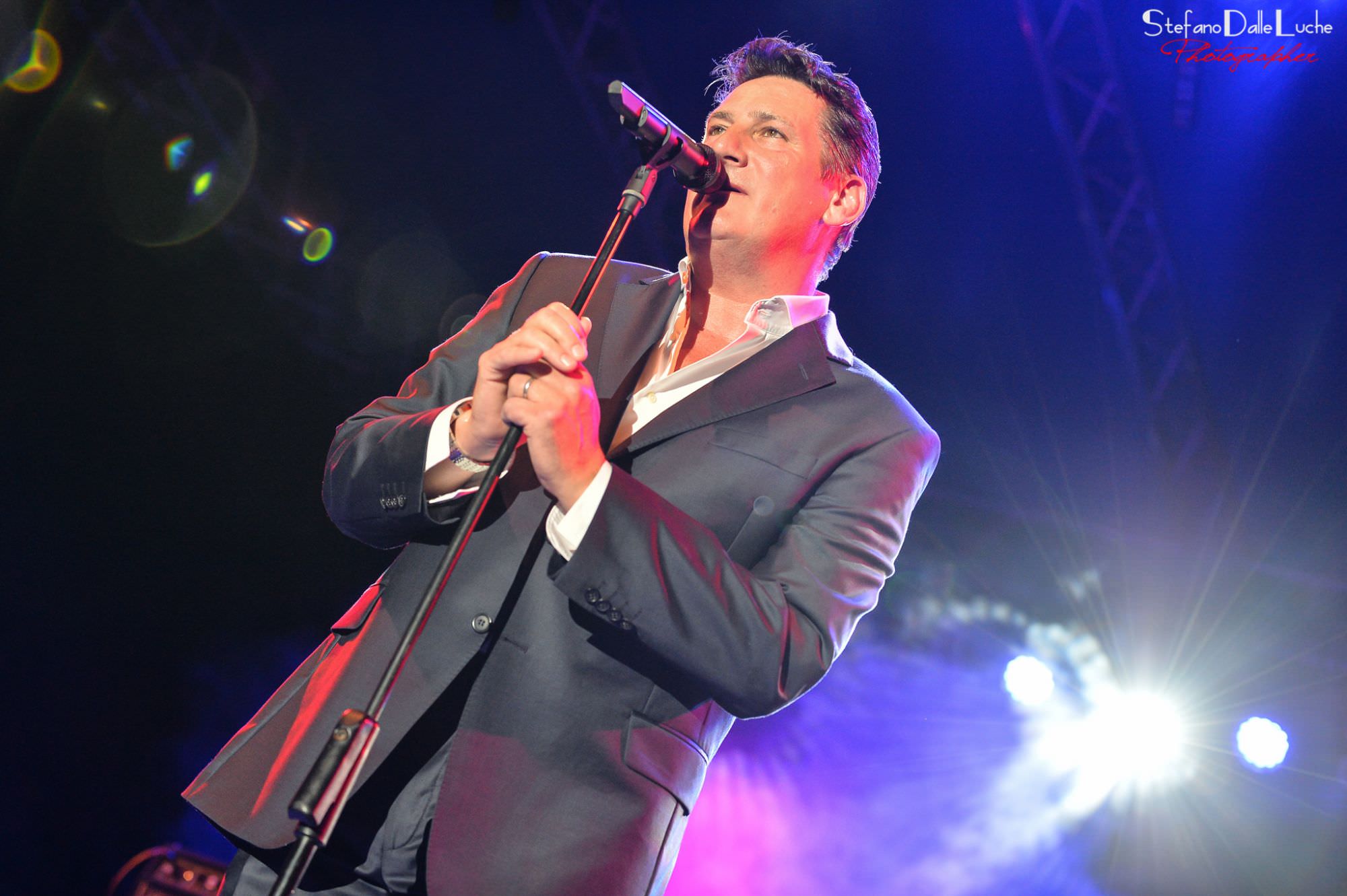 Ritorno agli anni Ottanta a Villa Bertelli con il concerto dell’ex Spandau Ballet Tony Hadley