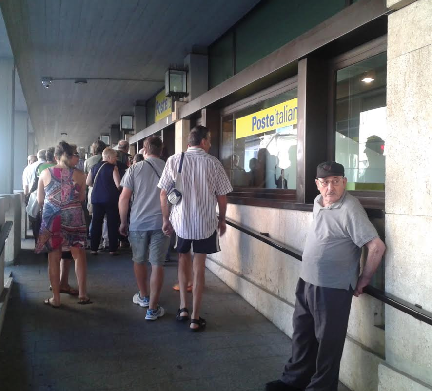 Uffici postali sovraffollati. Proteste e lievi malesseri