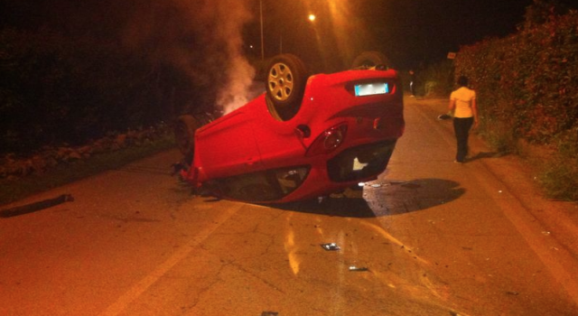Incidente nella notte, si ribalta con l&#8217;auto sulla Sarzanese (le foto)