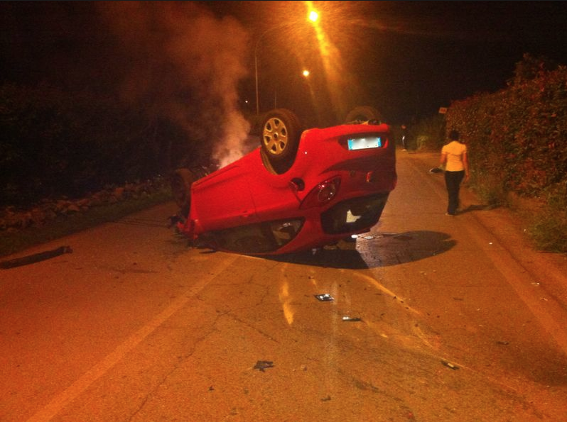 Incidente nella notte, si ribalta con l’auto sulla Sarzanese (le foto)