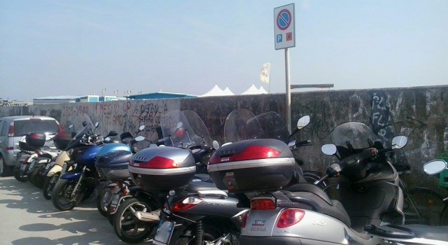 Posti per disabili occupati da decine di scooter e biciclette. L&#8217;inciviltà è di casa in Darsena