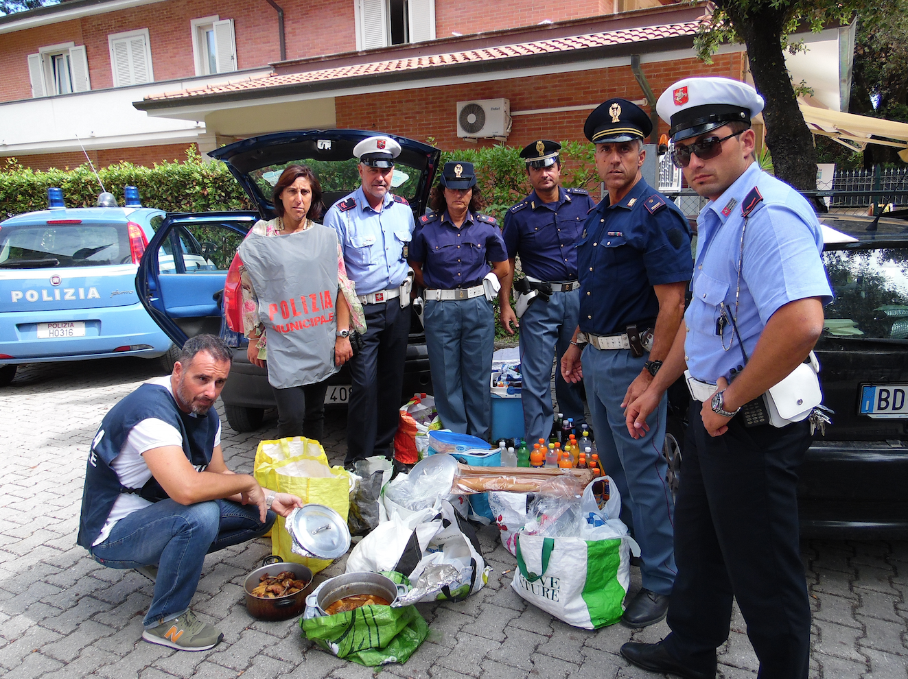 Servizio catering abusivo in spiaggia. Fermate tre persone