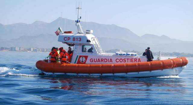 Natante privo di estintore in avaria. Assistito e multato dalla Capitaneria di porto