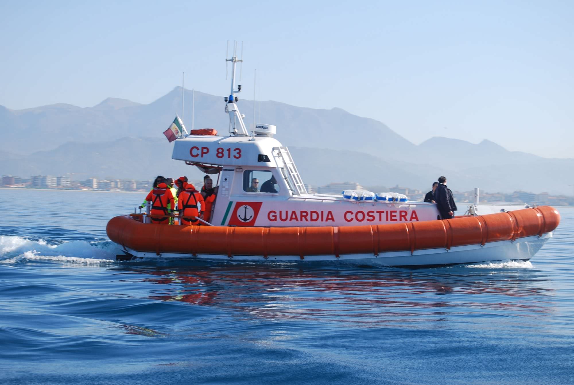 In difficoltà col Kayak alla foce del Serchio: salvata dalla Guardia Costiera