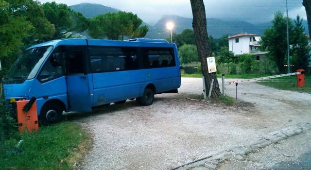 Fa i bisogni nel sedile del conducente dell&#8217;autobus