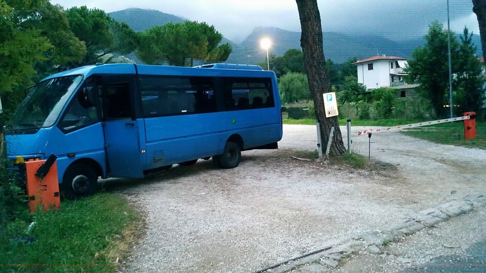 Fa i bisogni nel sedile del conducente dell’autobus