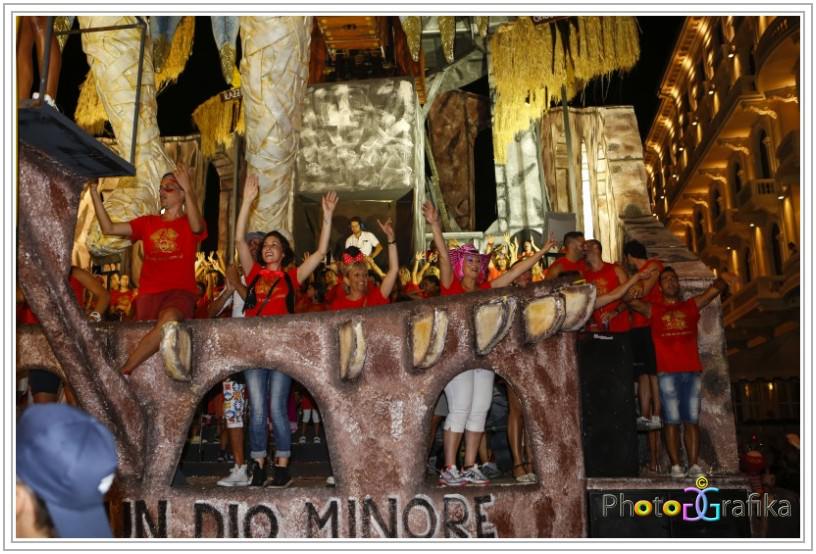 Al Carnevale estivo 2015 posti disponibili per i turisti che vogliono salire sui carri