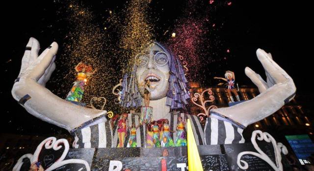 Per il Carnevale di Viareggio 2015 chiusura di sabato sera, sparisce il corso del Martedì Grasso