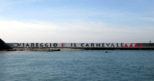 A settembre sarà ridipinta la scritta “Viareggio è il Carnevale” al muraglione