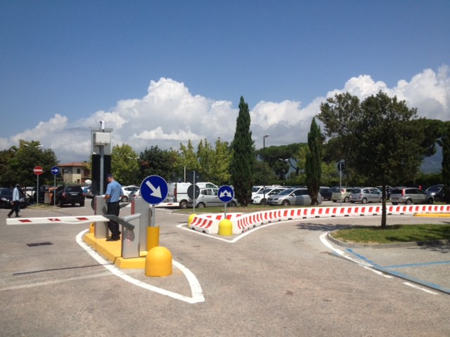 Multate otto auto in doppia fila nel parcheggio dell’ospedale