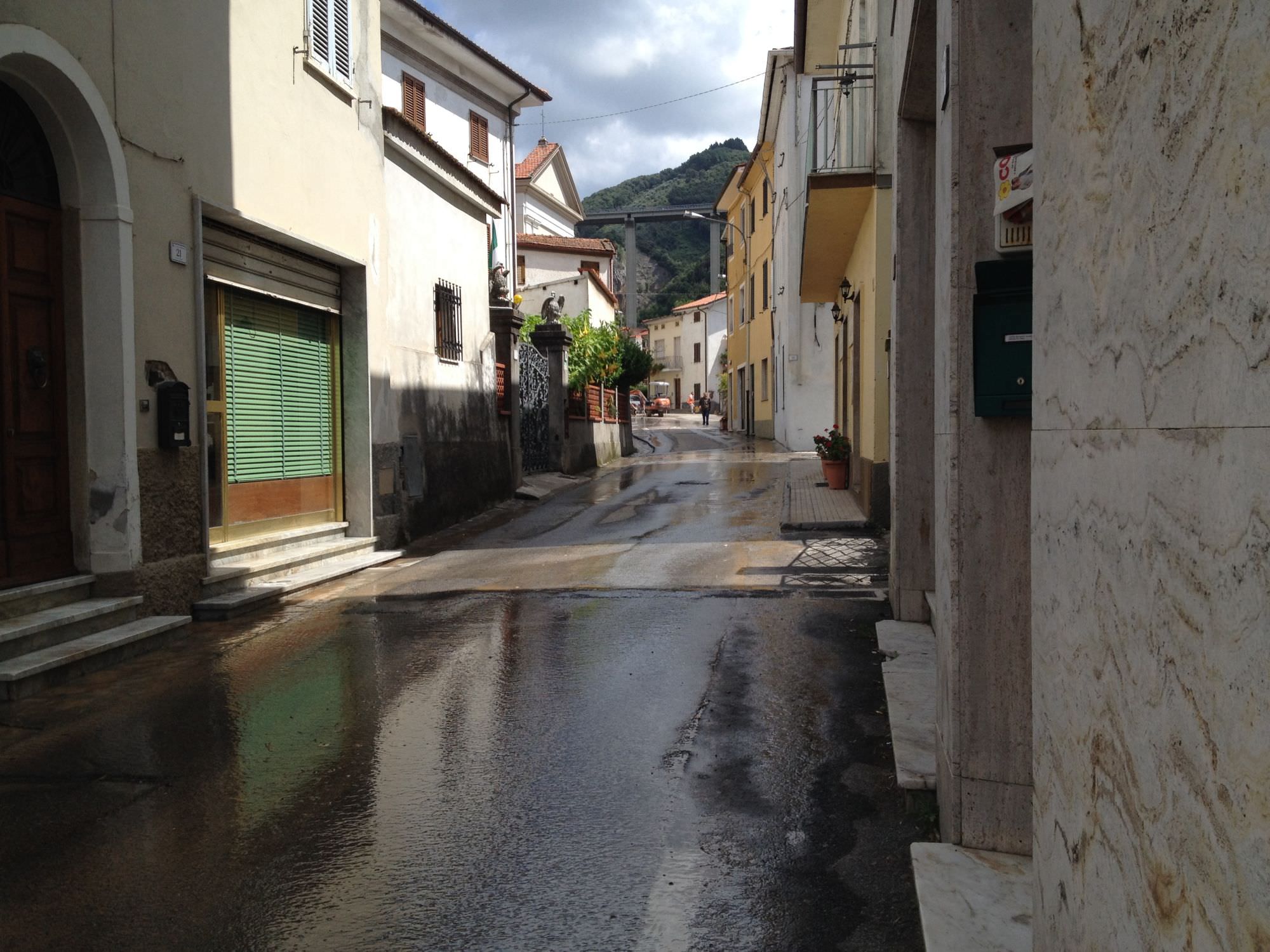 Si rompe una tubatura, allagata una strada a Bozzano