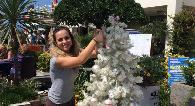 Pochi turisti, spiagge vuote e alberi di Natale sul lungomare: Ferragosto anomalo in Versilia