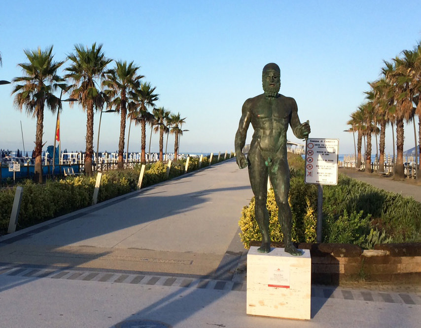 Due Bronzi di Riace all’ingresso del pontile di Lido