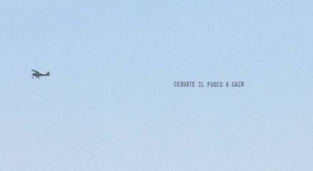 Nel cielo della Versilia lo striscione &#8220;Cessate il fuoco a Gaza&#8221;