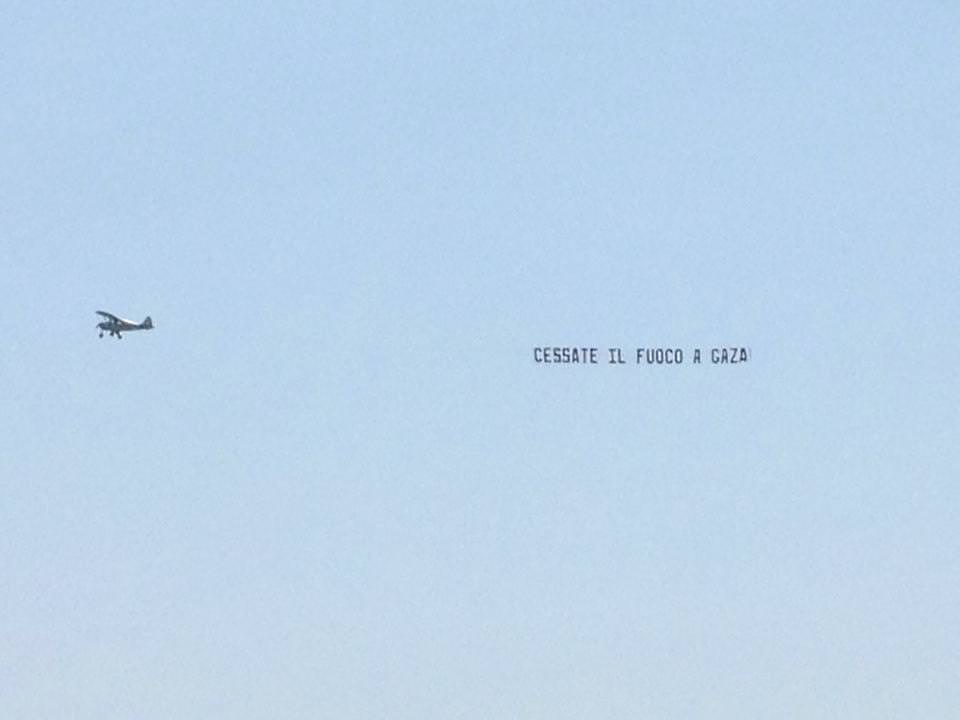 Nel cielo della Versilia lo striscione “Cessate il fuoco a Gaza”