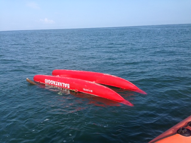 Recuperato pattino alla deriva davanti alla spiaggia di Torre del Lago