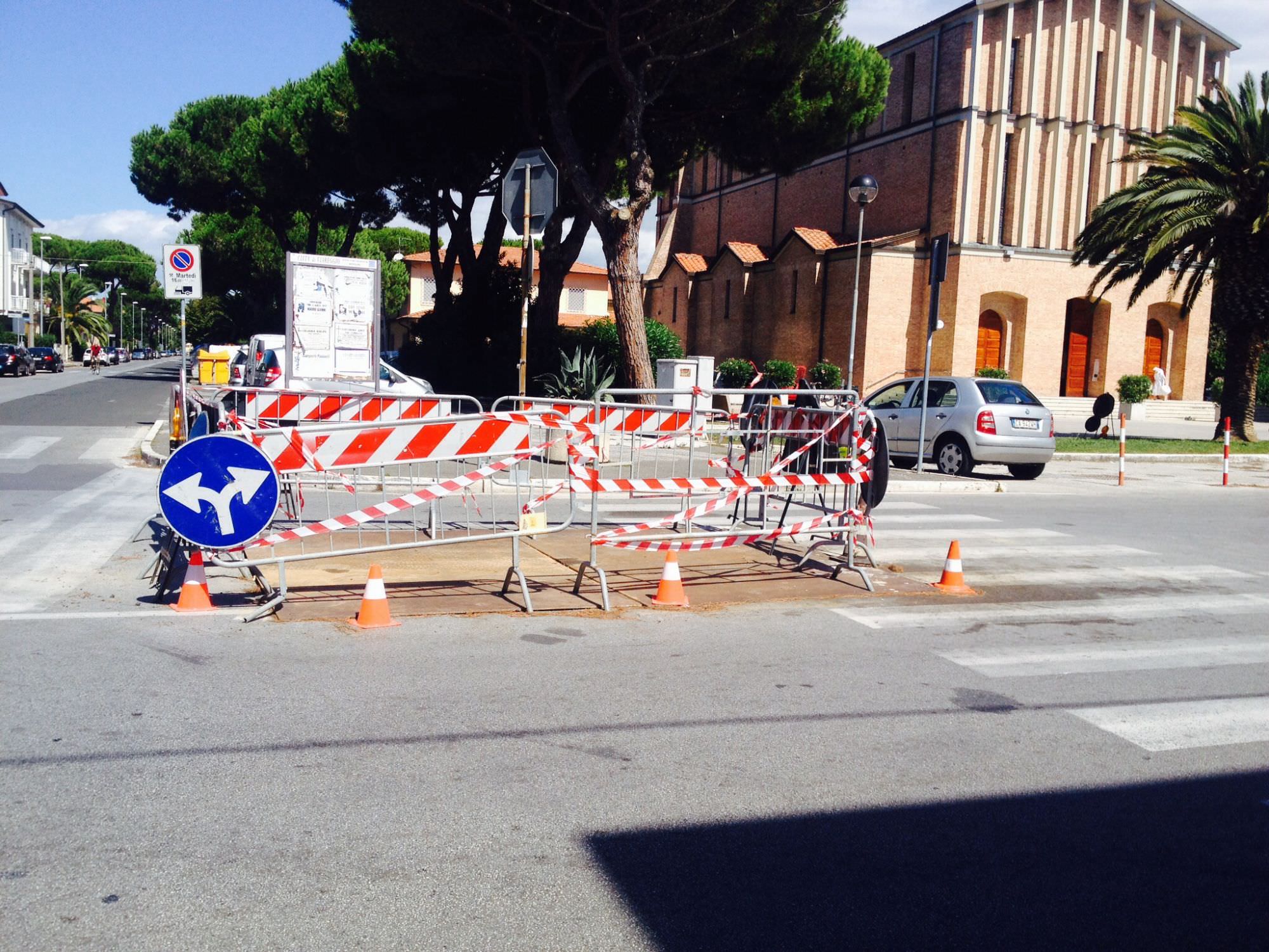 Buca sulla strada da più di tre settimane al Marco Polo. Le proteste dei residenti