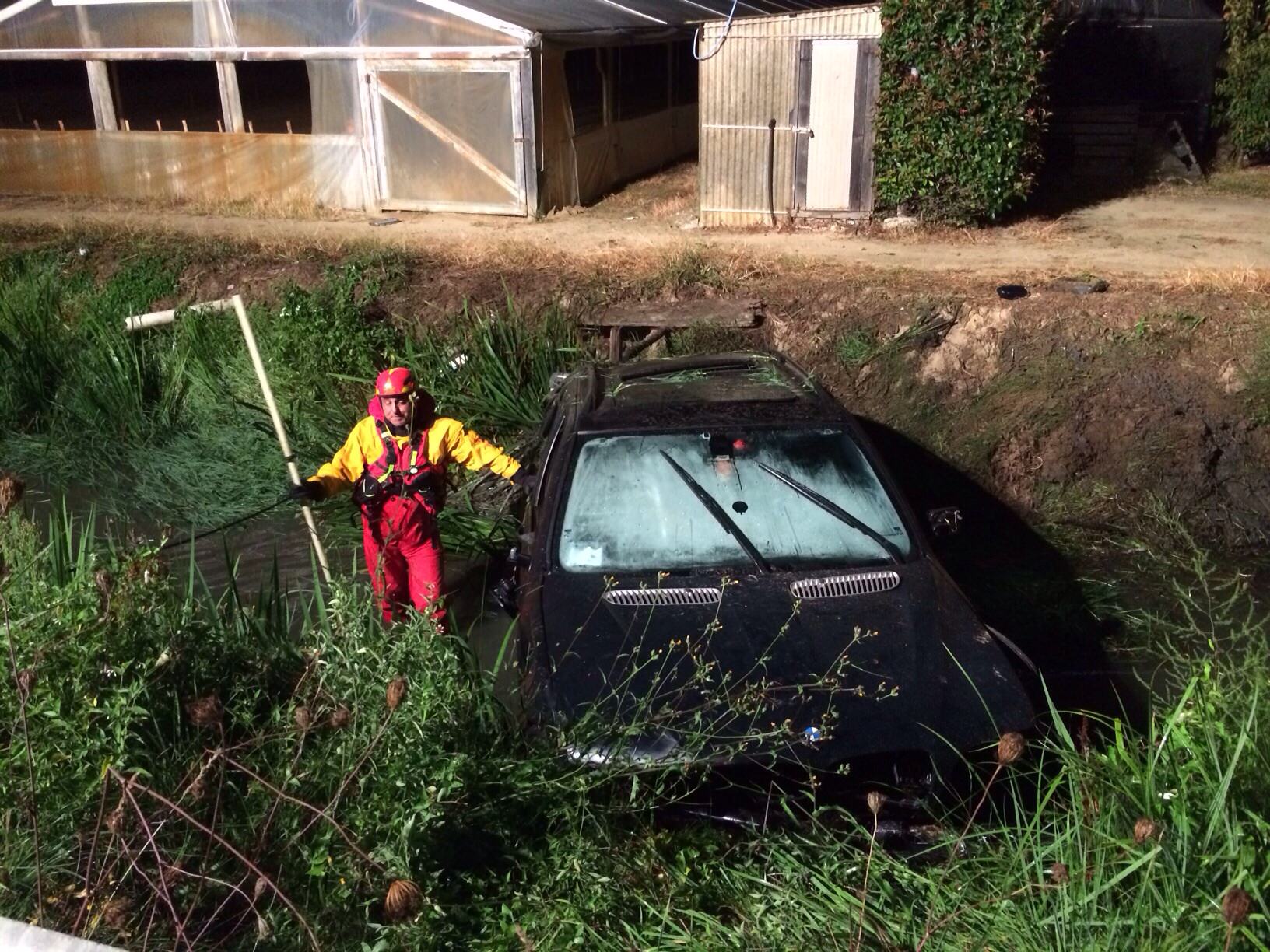 Sbanda e finisce nel fossato dopo un lungo inseguimento (le foto)