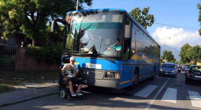 Autobus senza pedane, prosegue il calvario di un ragazzo disabile