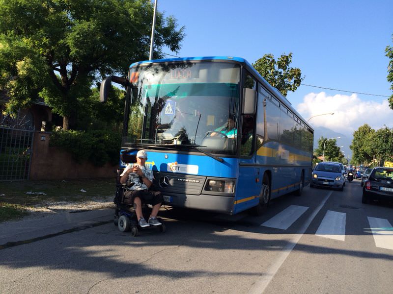 Autobus senza pedane, prosegue il calvario di un ragazzo disabile