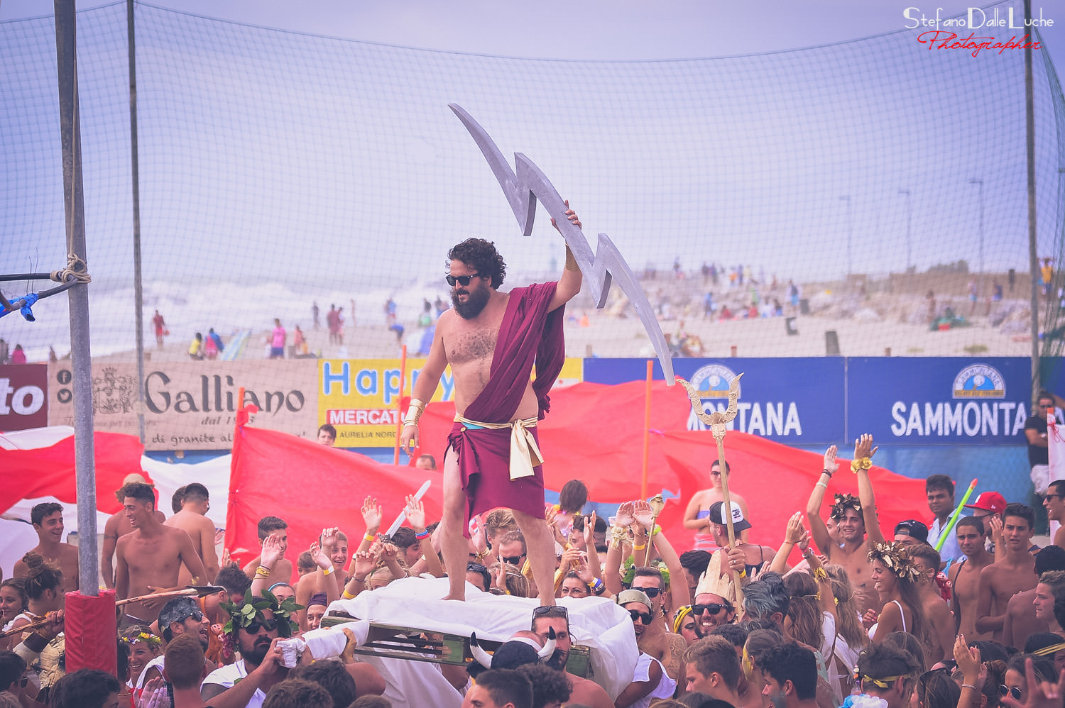 Beach Stadium invaso dagli dei dell’Antica Grecia (le foto)