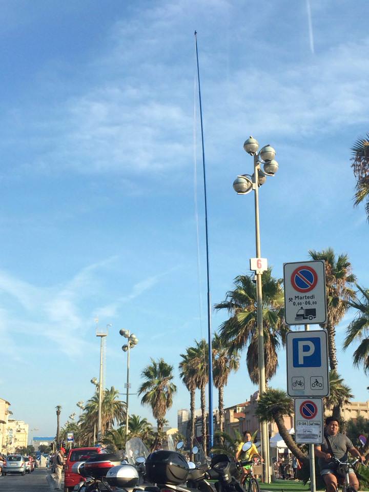 Rimossa la bandiera blu dal pennone di piazza Mazzini a Viareggio